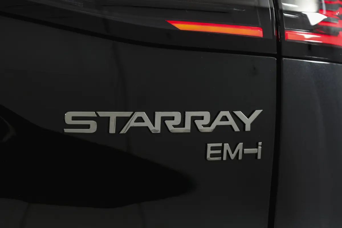 1.5 Max+ PHEV | 136km Elektrisch |S/K-Panodak | 360 Camera | NAV+App. Connect | V2L | Warmtepomp | HUD | Stoelverwarming & verkoeling | Memory | Elek. klep | Flyme | LM 19" | 7080