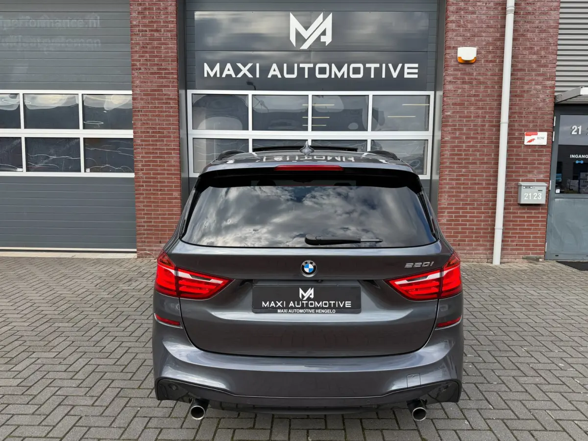 220i 7p. M-Sport LED HUD Pano Camera