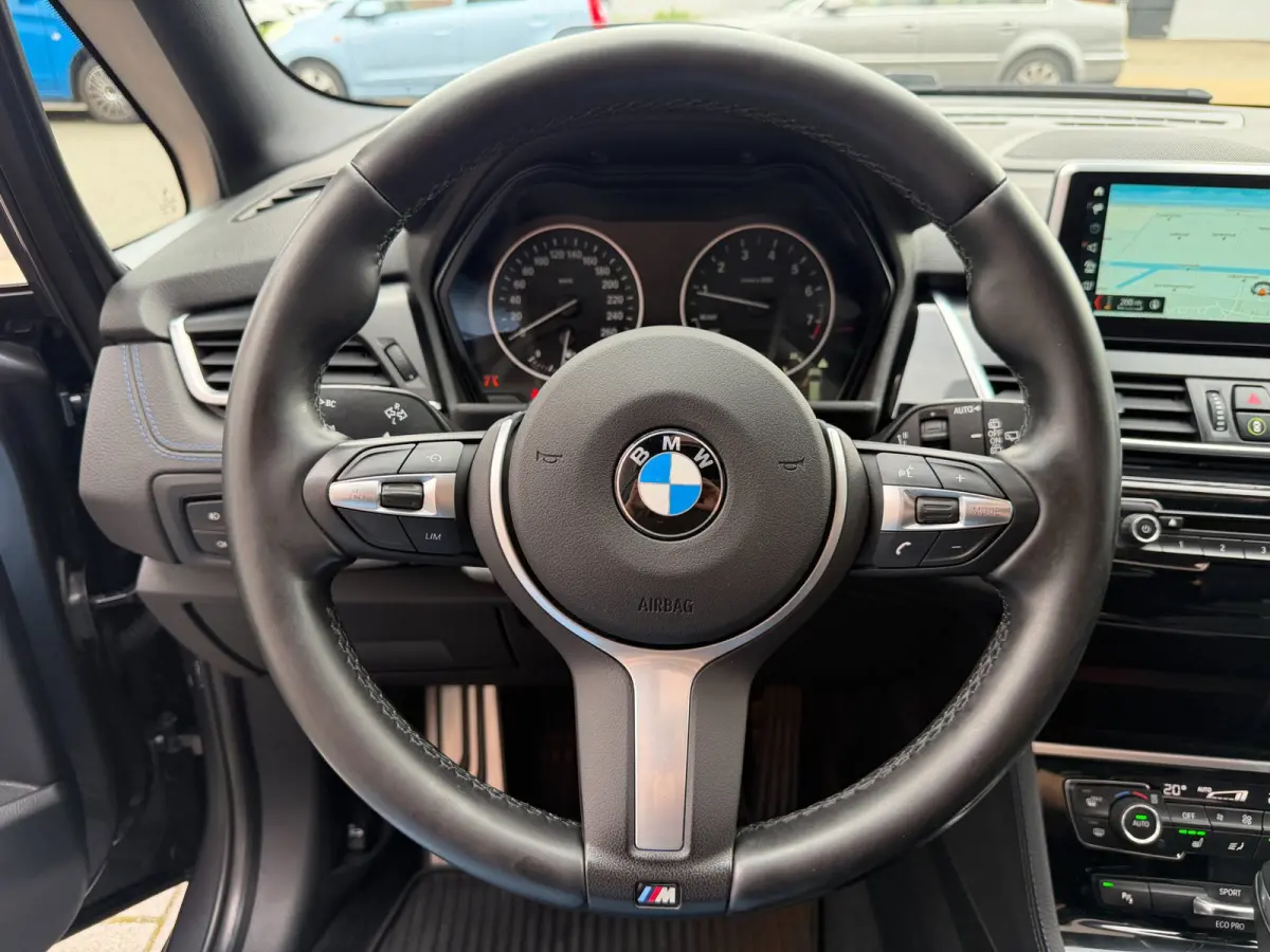 220i 7p. M-Sport LED HUD Pano Camera