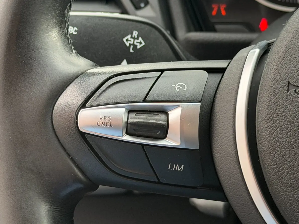 220i 7p. M-Sport LED HUD Pano Camera