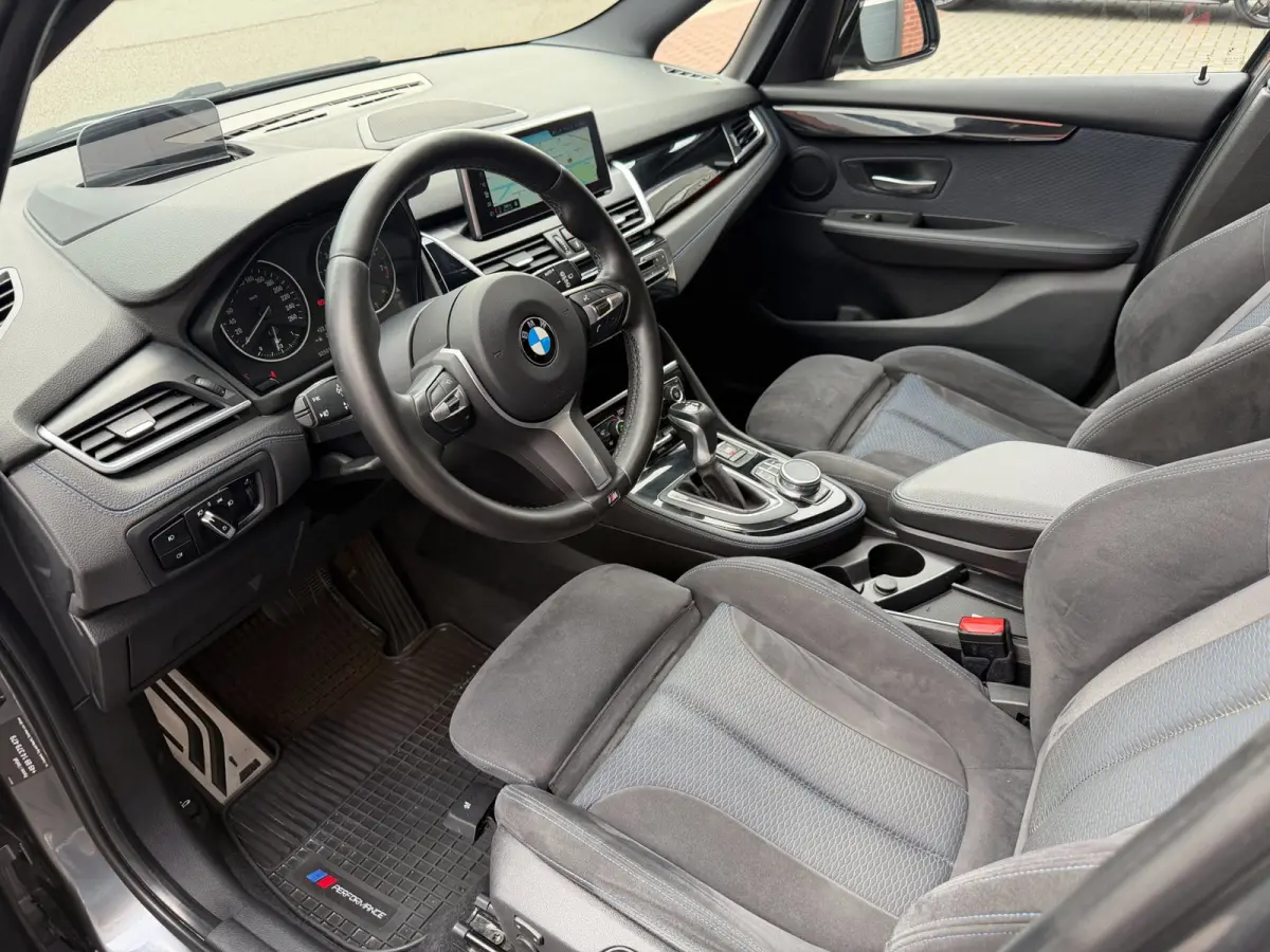 220i 7p. M-Sport LED HUD Pano Camera
