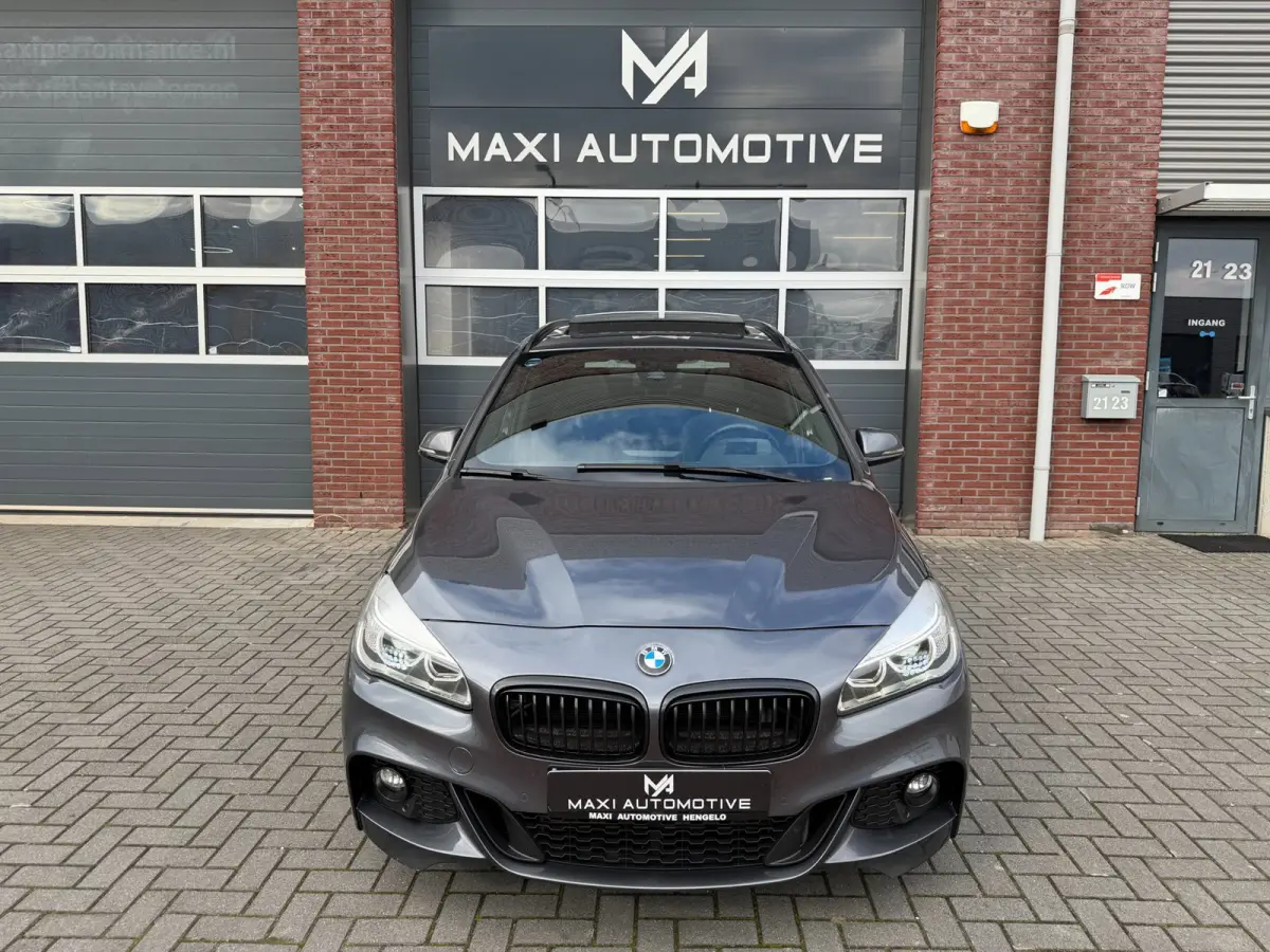 220i 7p. M-Sport LED HUD Pano Camera
