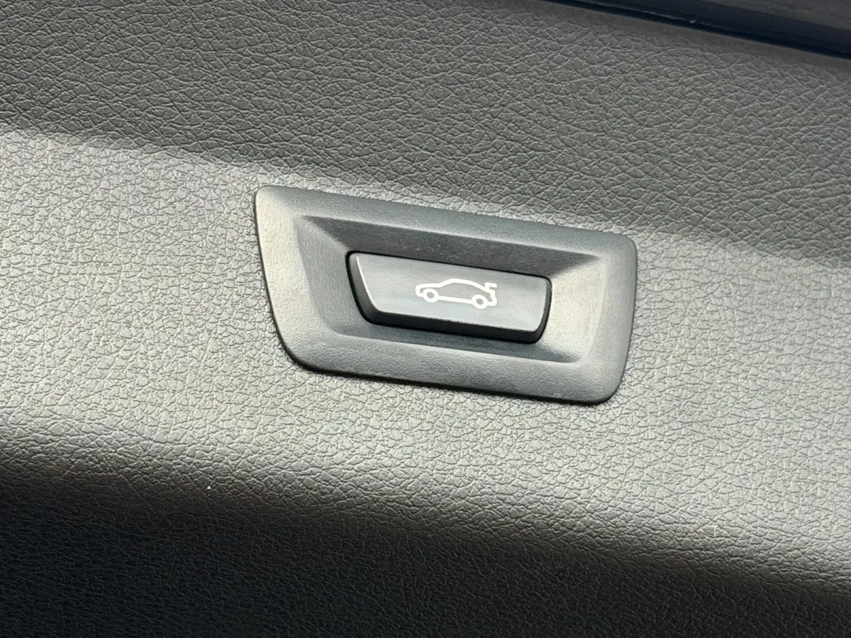 220i 7p. M-Sport LED HUD Pano Camera