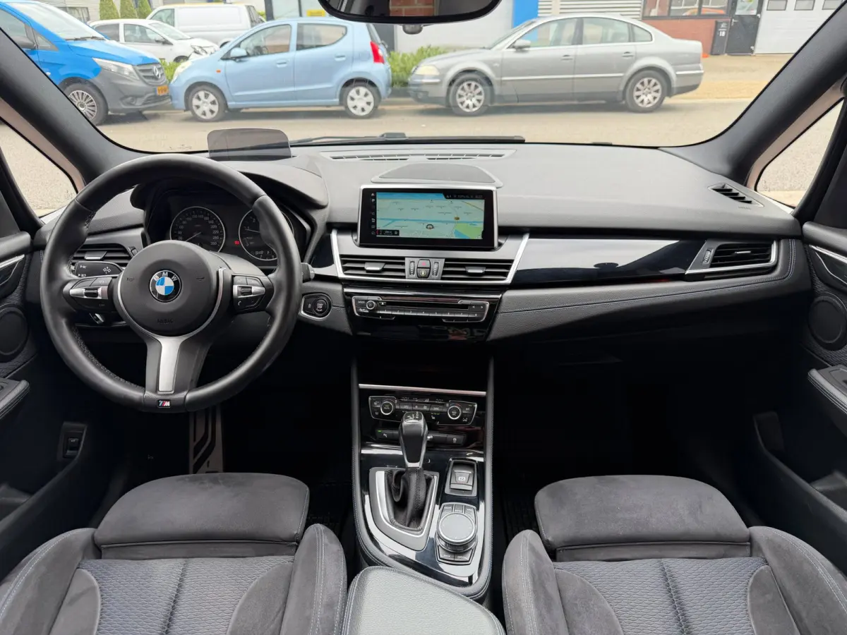 220i 7p. M-Sport LED HUD Pano Camera