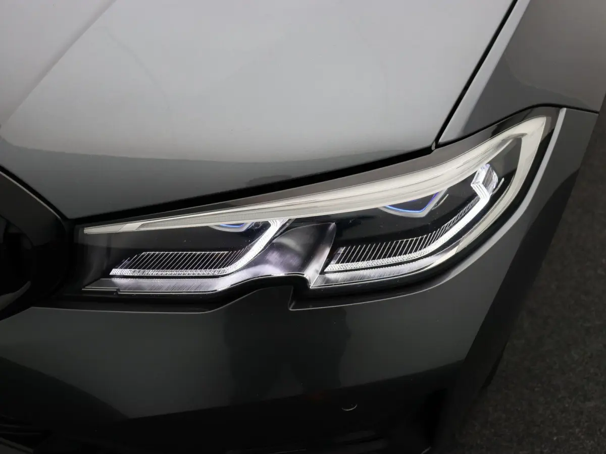 320e Business Edition Plus | High Executive | SoH 83% | Sportstoelen  | Extra Getint Glas Achter | Laserlight | 17''