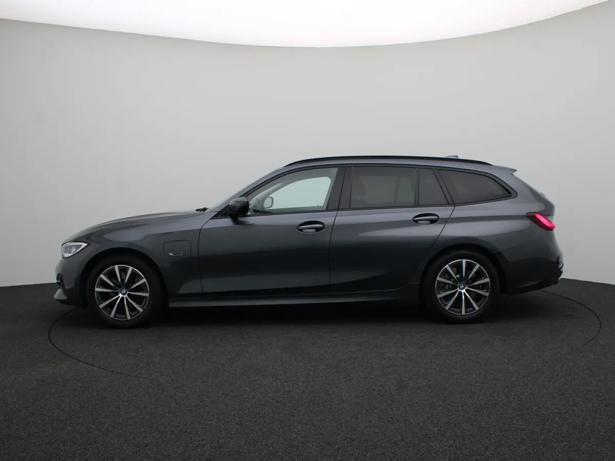 320e Business Edition Plus | High Executive | SoH 83% | Sportstoelen  | Extra Getint Glas Achter | Laserlight | 17''