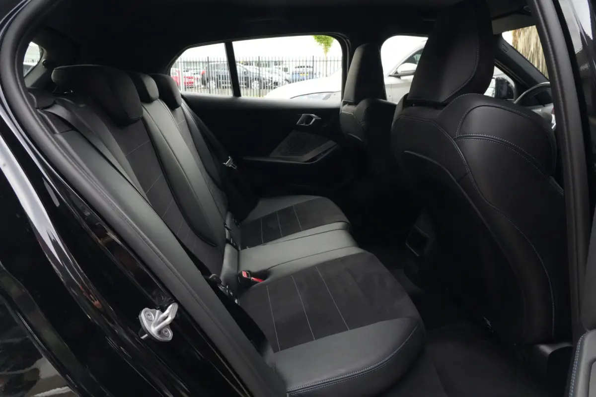 120 M Sport Design | 156 PK | Adaptieve Cruise Control | Automaat | Camera | BMW 120 M Sport Design 156 PK met 1.5 driecilinder benzinemotor en 48V Mild Hybrid-technologie, gekoppeld aan een
