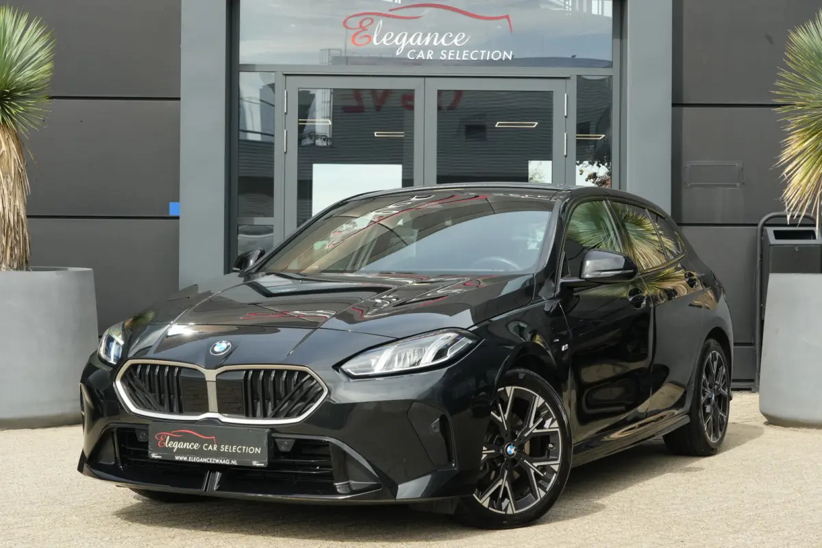 120 M Sport Design | 156 PK | Adaptieve Cruise Control | Automaat | Camera | BMW 120 M Sport Design 156 PK met 1.5 driecilinder benzinemotor en 48V Mild Hybrid-technologie, gekoppeld aan een