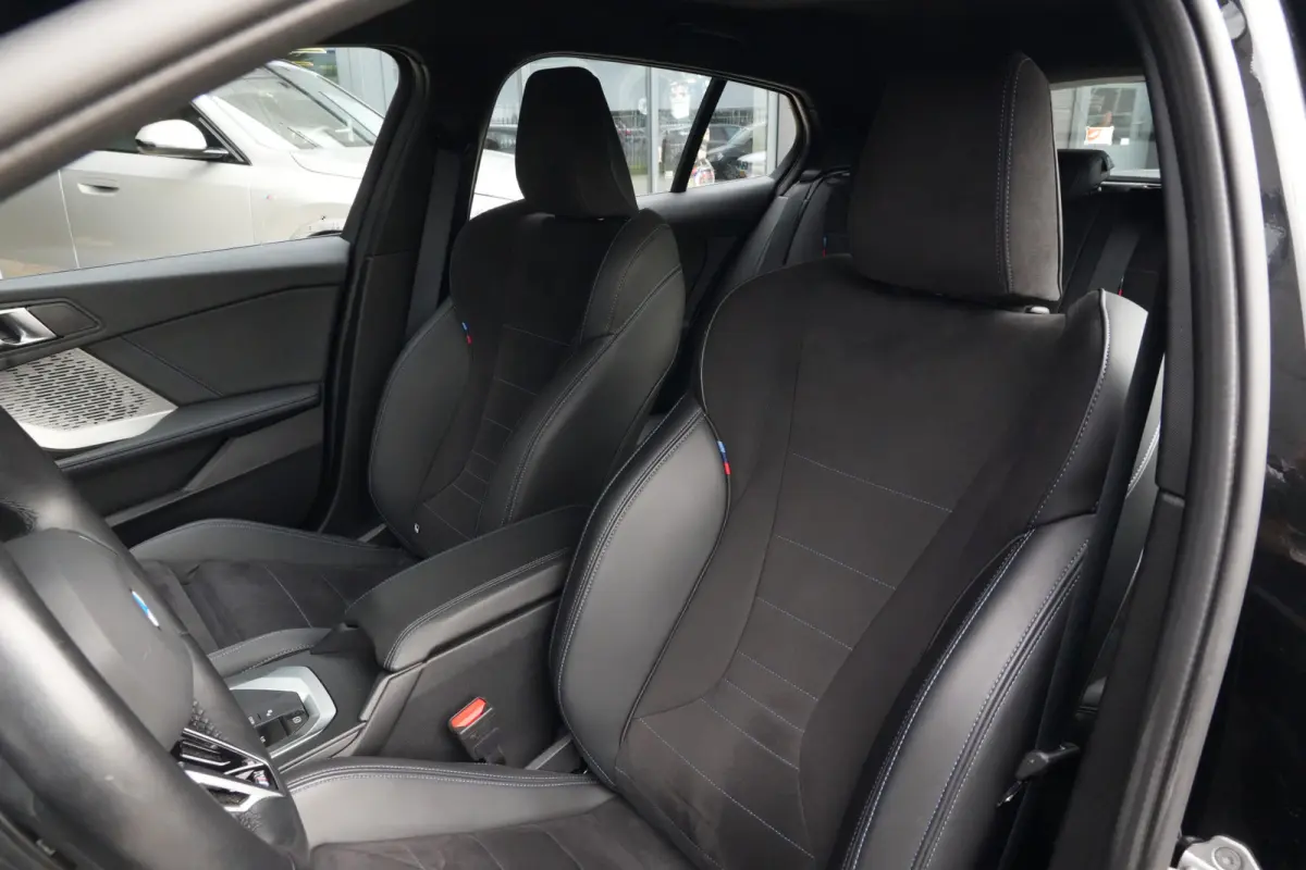 120 M Sport Design | 156 PK | Adaptieve Cruise Control | Automaat | Camera | BMW 120 M Sport Design 156 PK met 1.5 driecilinder benzinemotor en 48V Mild Hybrid-technologie, gekoppeld aan een