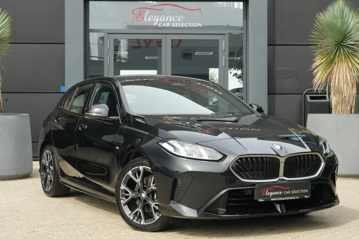120 M Sport Design | 156 PK | Adaptieve Cruise Control | Automaat | Camera | BMW 120 M Sport Design 156 PK met 1.5 driecilinder benzinemotor en 48V Mild Hybrid-technologie, gekoppeld aan een
