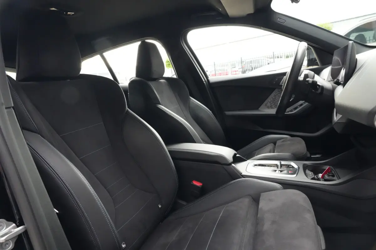 120 M Sport Design | 156 PK | Adaptieve Cruise Control | Automaat | Camera | BMW 120 M Sport Design 156 PK met 1.5 driecilinder benzinemotor en 48V Mild Hybrid-technologie, gekoppeld aan een
