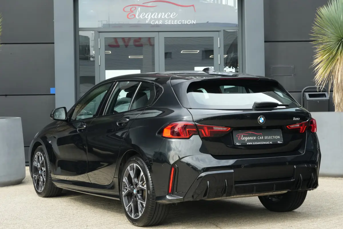 120 M Sport Design | 156 PK | Adaptieve Cruise Control | Automaat | Camera | BMW 120 M Sport Design 156 PK met 1.5 driecilinder benzinemotor en 48V Mild Hybrid-technologie, gekoppeld aan een