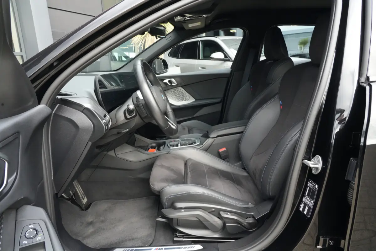 120 M Sport Design | 156 PK | Adaptieve Cruise Control | Automaat | Camera | BMW 120 M Sport Design 156 PK met 1.5 driecilinder benzinemotor en 48V Mild Hybrid-technologie, gekoppeld aan een