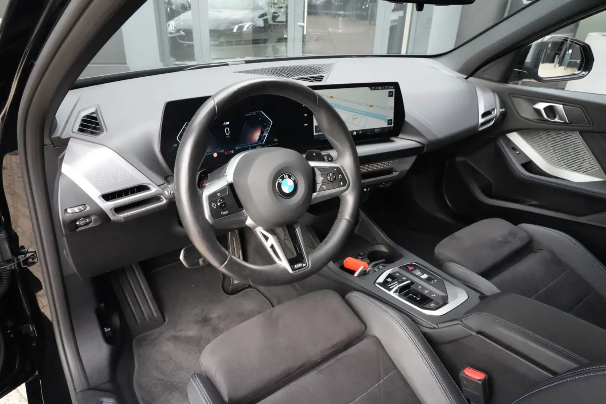 120 M Sport Design | 156 PK | Adaptieve Cruise Control | Automaat | Camera | BMW 120 M Sport Design 156 PK met 1.5 driecilinder benzinemotor en 48V Mild Hybrid-technologie, gekoppeld aan een