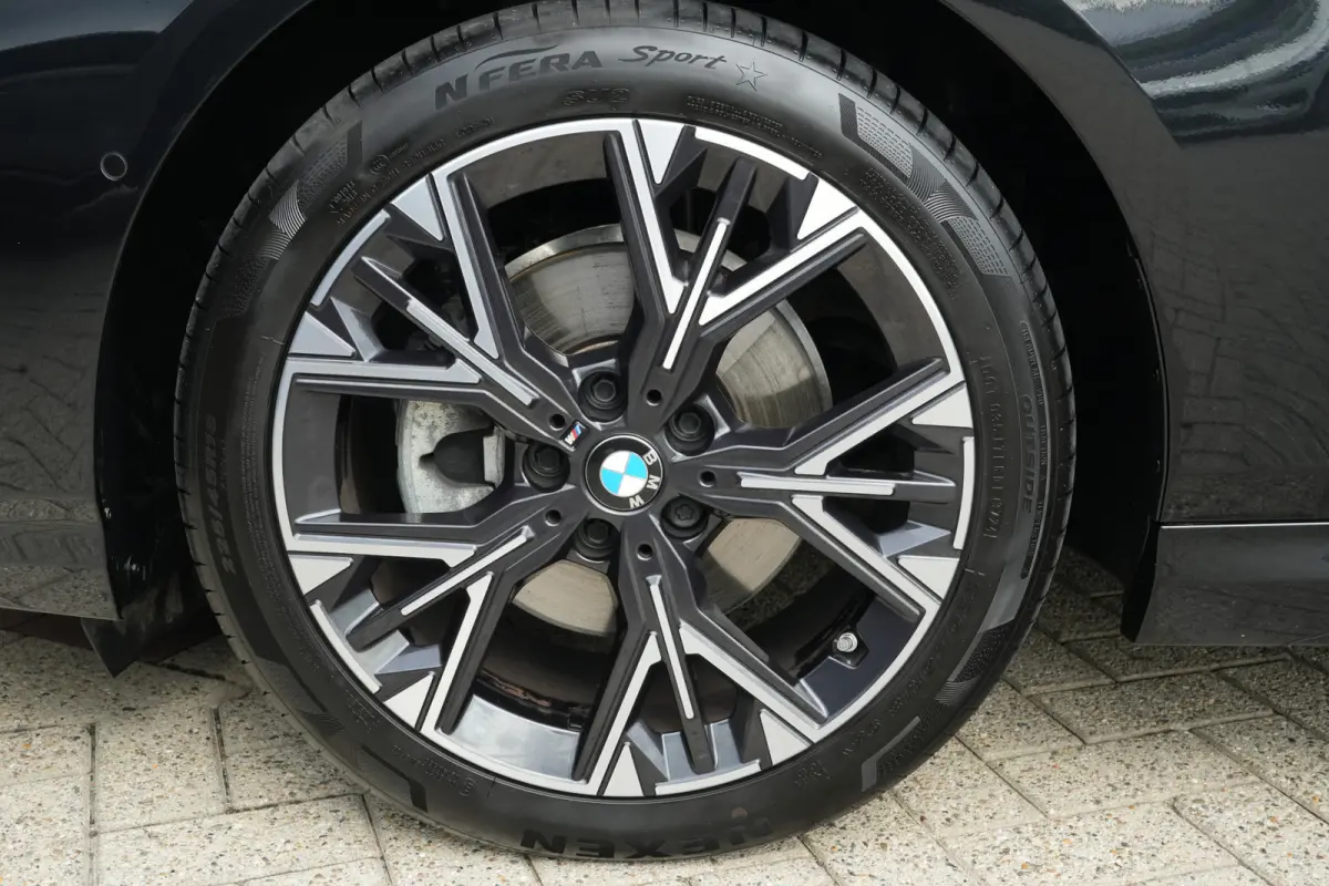 120 M Sport Design | 156 PK | Adaptieve Cruise Control | Automaat | Camera | BMW 120 M Sport Design 156 PK met 1.5 driecilinder benzinemotor en 48V Mild Hybrid-technologie, gekoppeld aan een