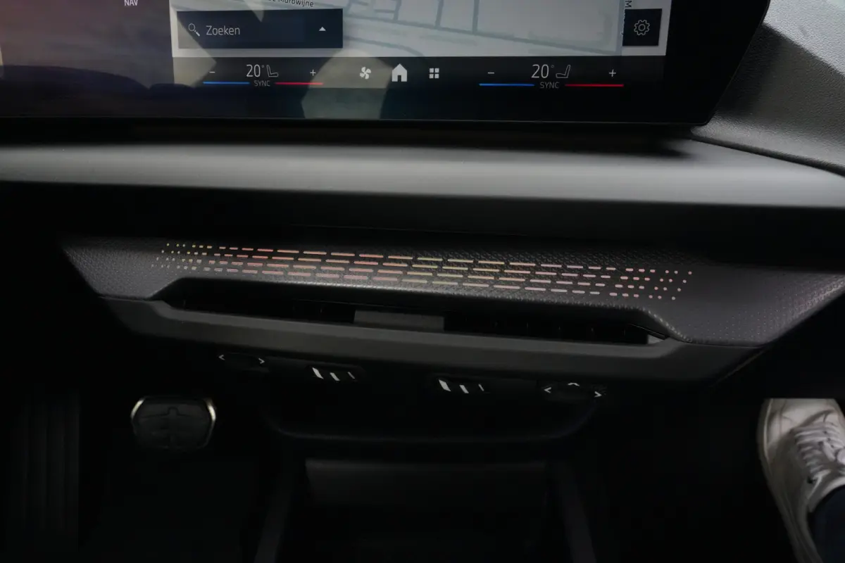 120 M Sport Design | 156 PK | Adaptieve Cruise Control | Automaat | Camera | BMW 120 M Sport Design 156 PK met 1.5 driecilinder benzinemotor en 48V Mild Hybrid-technologie, gekoppeld aan een