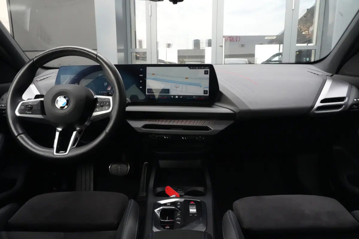 120 M Sport Design | 156 PK | Adaptieve Cruise Control | Automaat | Camera | BMW 120 M Sport Design 156 PK met 1.5 driecilinder benzinemotor en 48V Mild Hybrid-technologie, gekoppeld aan een