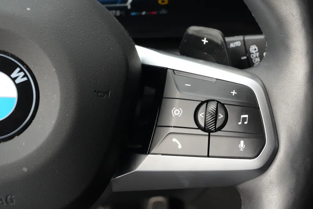 120 M Sport Design | 156 PK | Adaptieve Cruise Control | Automaat | Camera | BMW 120 M Sport Design 156 PK met 1.5 driecilinder benzinemotor en 48V Mild Hybrid-technologie, gekoppeld aan een