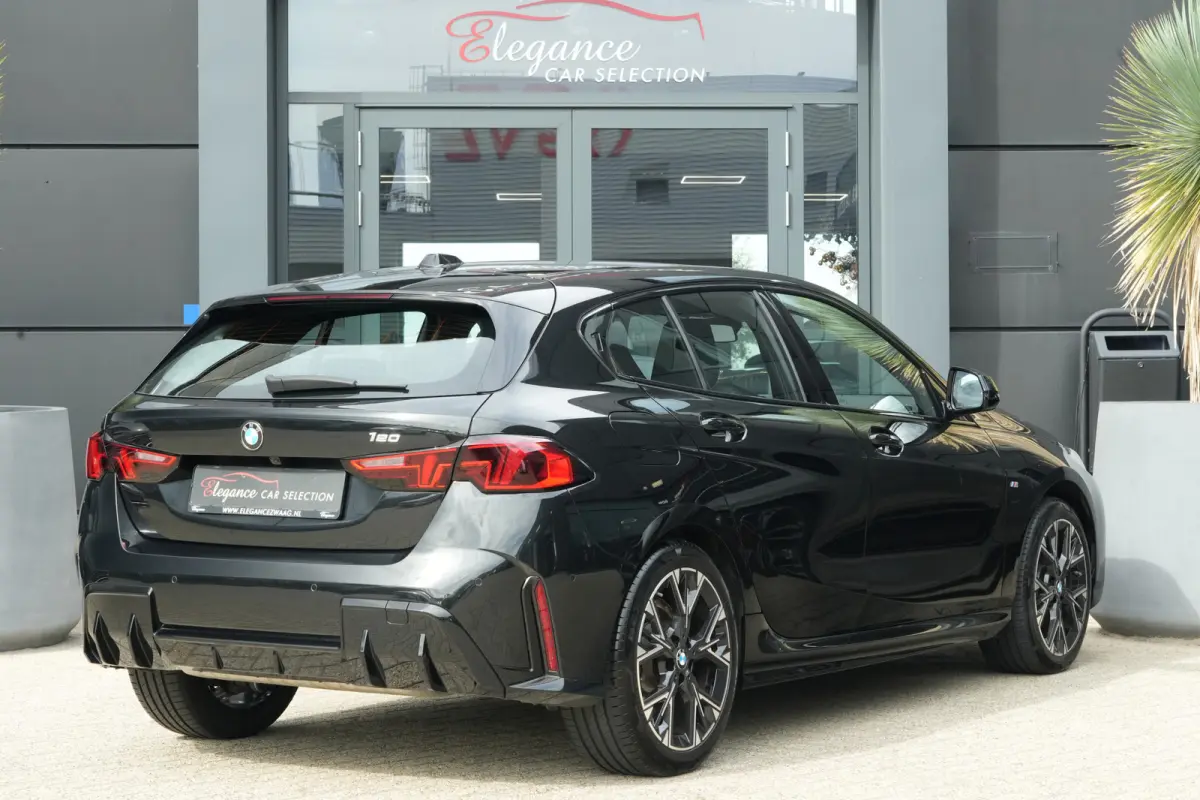 120 M Sport Design | 156 PK | Adaptieve Cruise Control | Automaat | Camera | BMW 120 M Sport Design 156 PK met 1.5 driecilinder benzinemotor en 48V Mild Hybrid-technologie, gekoppeld aan een