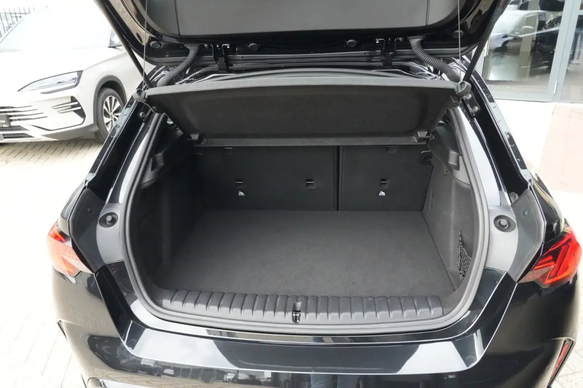 120 M Sport Design | 156 PK | Adaptieve Cruise Control | Automaat | Camera | BMW 120 M Sport Design 156 PK met 1.5 driecilinder benzinemotor en 48V Mild Hybrid-technologie, gekoppeld aan een