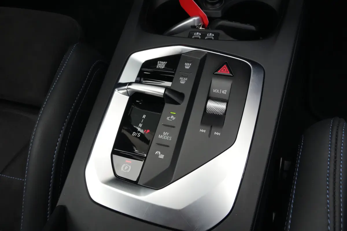 120 M Sport Design | 156 PK | Adaptieve Cruise Control | Automaat | Camera | BMW 120 M Sport Design 156 PK met 1.5 driecilinder benzinemotor en 48V Mild Hybrid-technologie, gekoppeld aan een