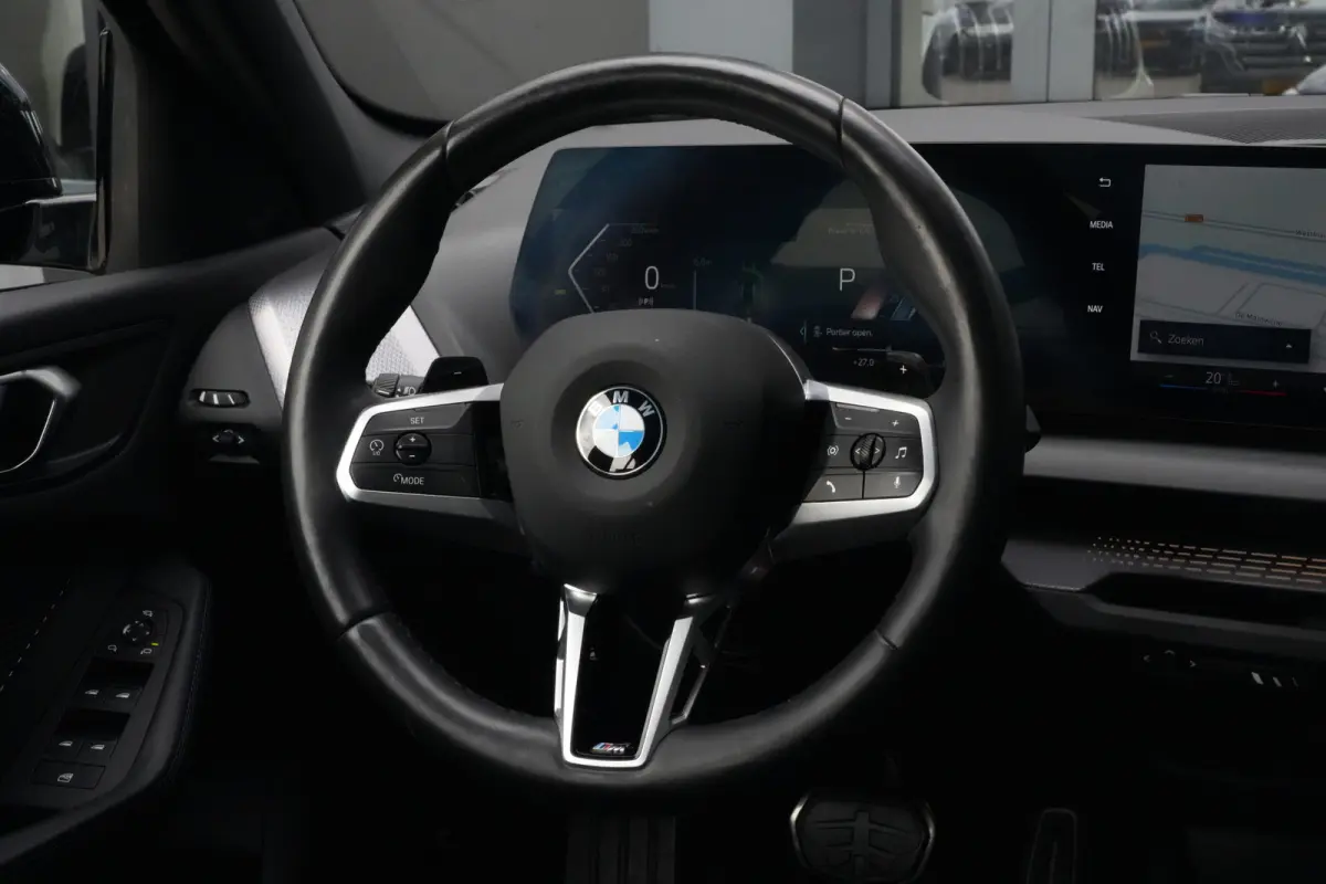 120 M Sport Design | 156 PK | Adaptieve Cruise Control | Automaat | Camera | BMW 120 M Sport Design 156 PK met 1.5 driecilinder benzinemotor en 48V Mild Hybrid-technologie, gekoppeld aan een