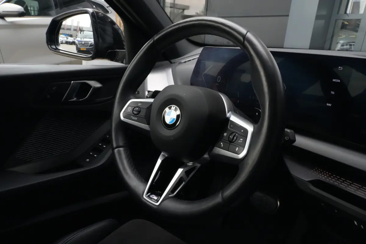 120 M Sport Design | 156 PK | Adaptieve Cruise Control | Automaat | Camera | BMW 120 M Sport Design 156 PK met 1.5 driecilinder benzinemotor en 48V Mild Hybrid-technologie, gekoppeld aan een