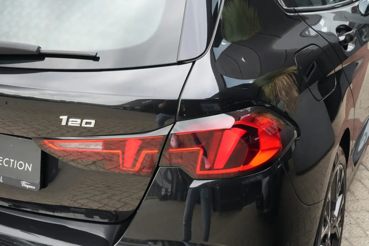 120 M Sport Design | 156 PK | Adaptieve Cruise Control | Automaat | Camera | BMW 120 M Sport Design 156 PK met 1.5 driecilinder benzinemotor en 48V Mild Hybrid-technologie, gekoppeld aan een