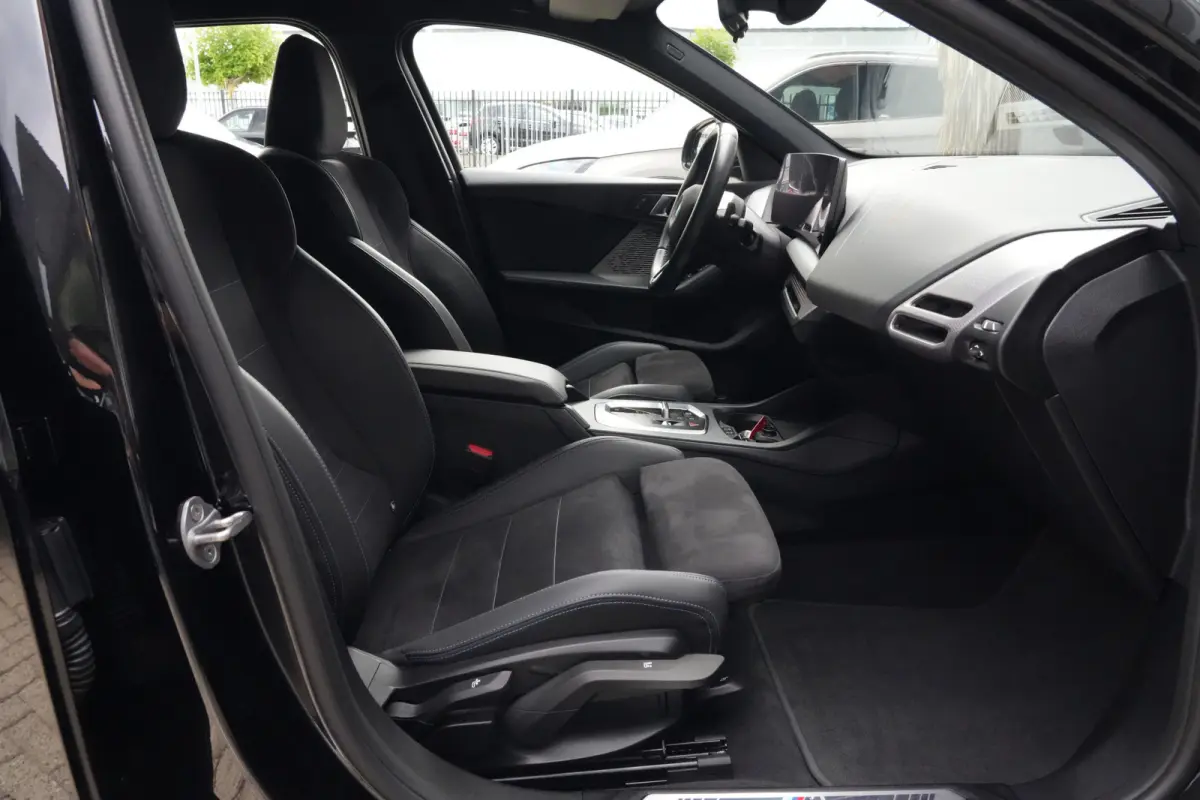 120 M Sport Design | 156 PK | Adaptieve Cruise Control | Automaat | Camera | BMW 120 M Sport Design 156 PK met 1.5 driecilinder benzinemotor en 48V Mild Hybrid-technologie, gekoppeld aan een