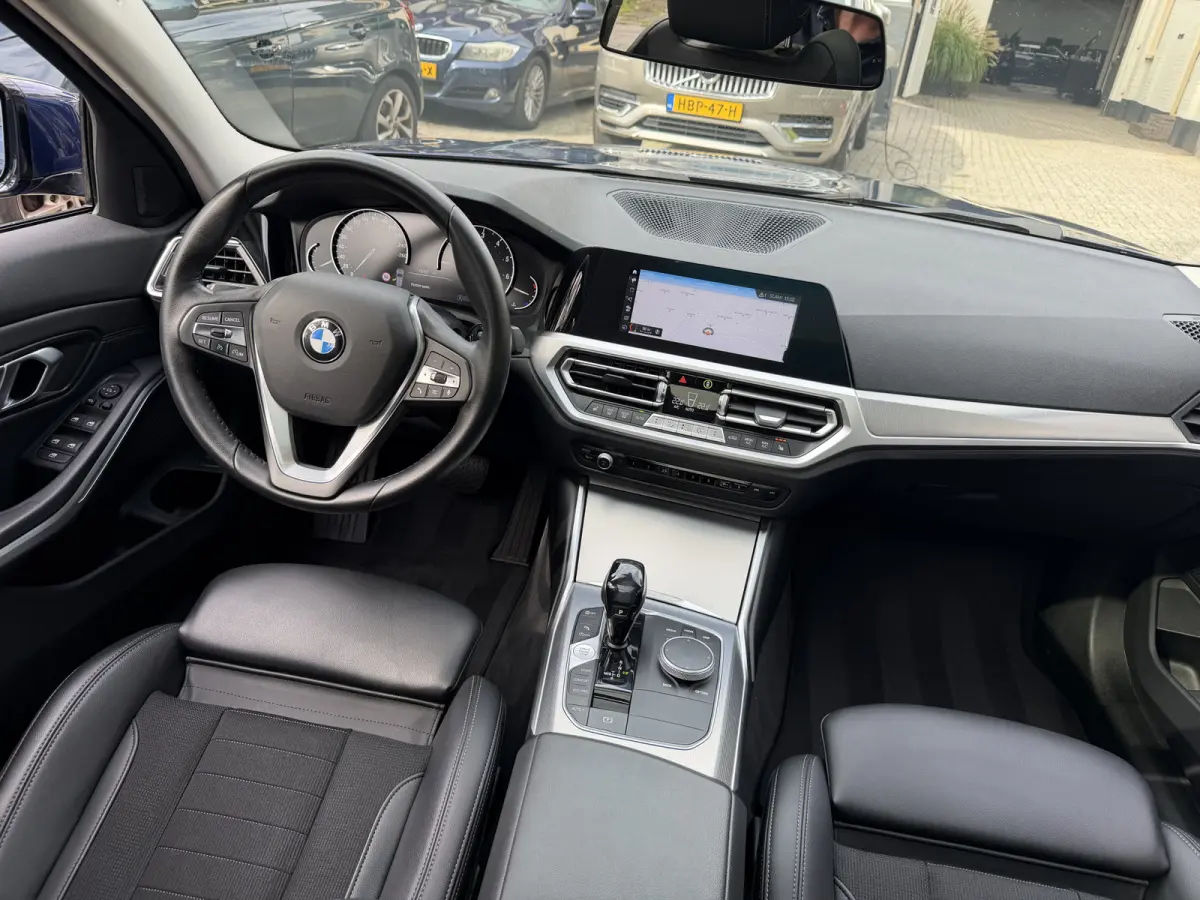 330i xDrive High Executive Panorama dak (schuif/kantel dak) Dealeronderhouden