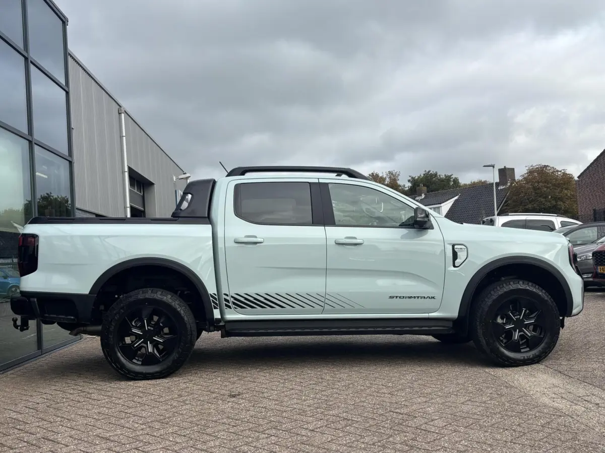2.3 PHEV Stormtrak Automaat 280PK EX. BTW/Incl. BPM Trekhaak Elek. Rolhoes Pro Power Adaptieve Cruise Blind-Spot Stoelverwarming Full-LED *3500KG Trekgewicht*