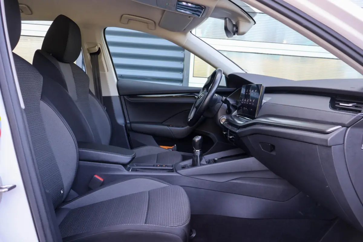 1.0 TSI 110pk Ambition | All Season Banden | Cruise Control | DAB | Apple CarPlay/ Android Auto | Airco automatische | Navigatie