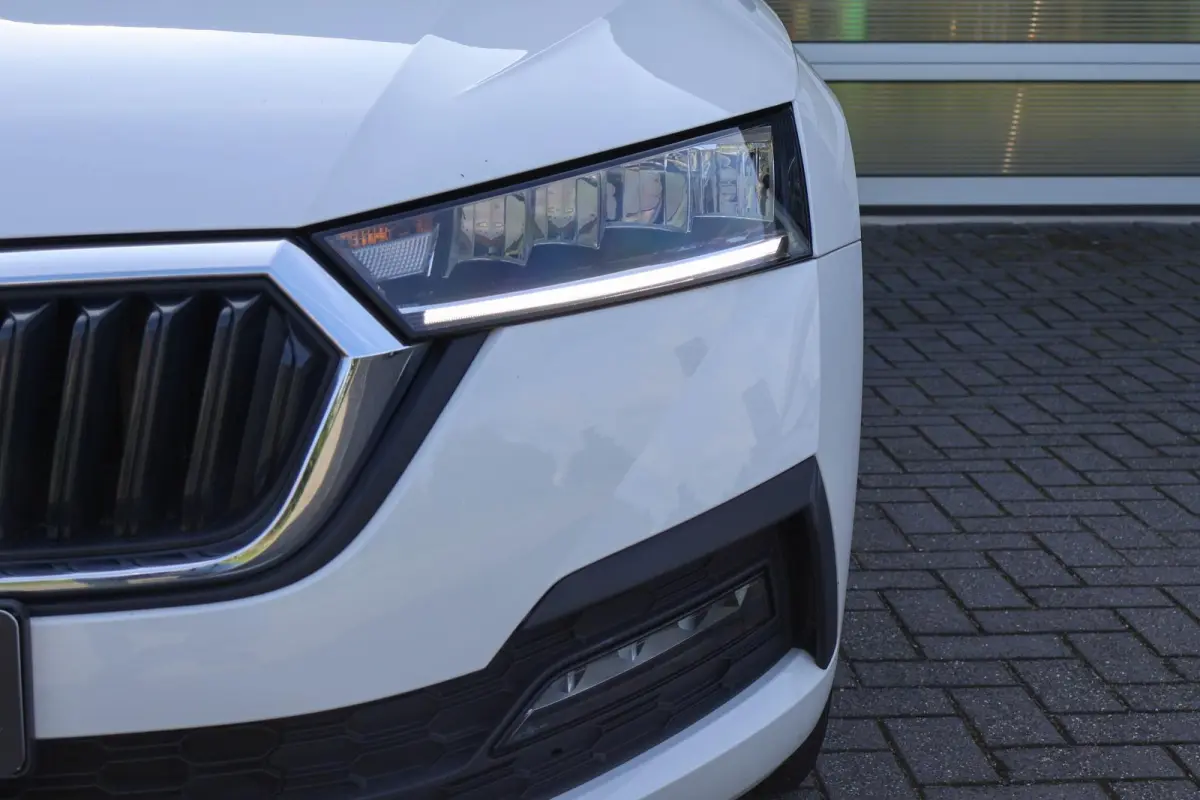 1.0 TSI 110pk Ambition | All Season Banden | Cruise Control | DAB | Apple CarPlay/ Android Auto | Airco automatische | Navigatie