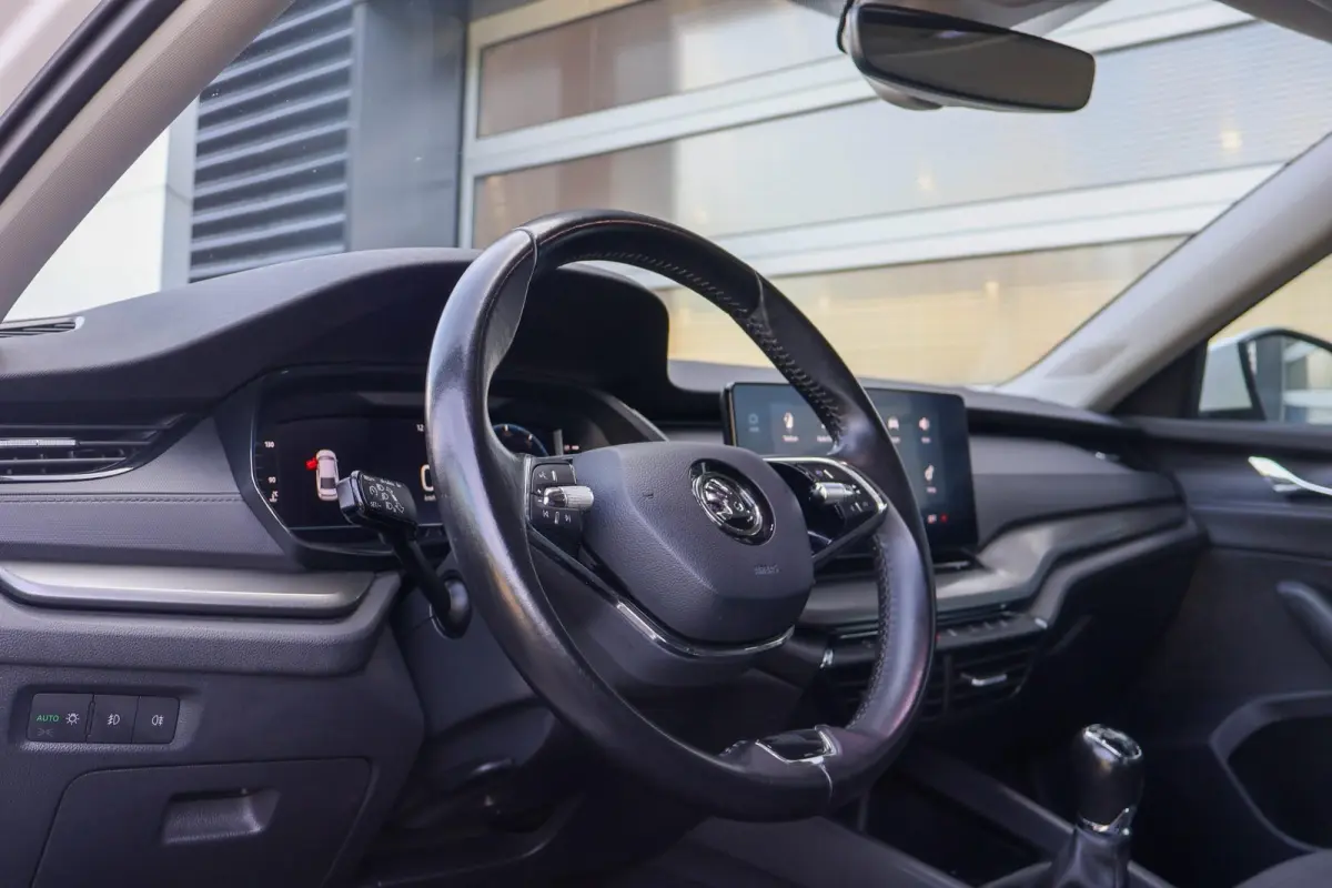 1.0 TSI 110pk Ambition | All Season Banden | Cruise Control | DAB | Apple CarPlay/ Android Auto | Airco automatische | Navigatie