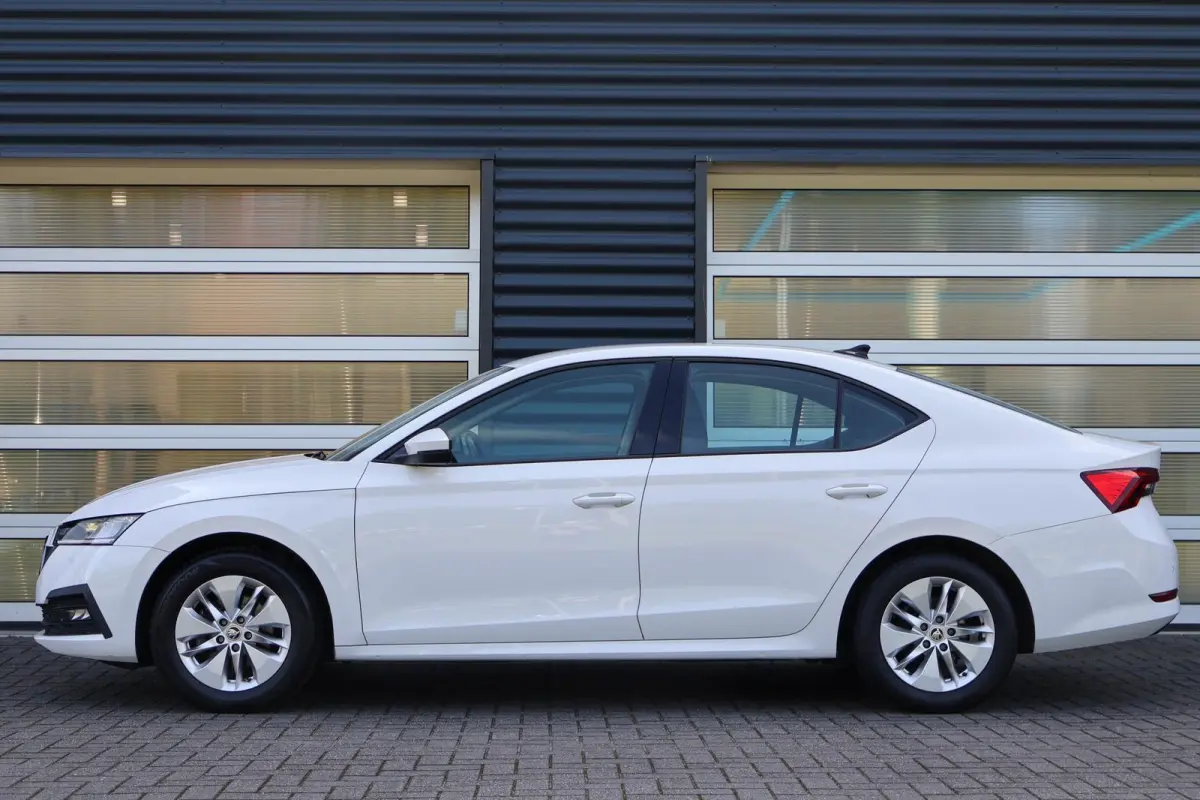 1.0 TSI 110pk Ambition | All Season Banden | Cruise Control | DAB | Apple CarPlay/ Android Auto | Airco automatische | Navigatie