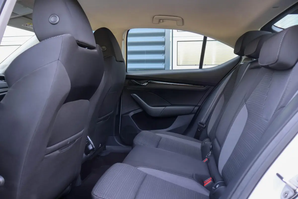 1.0 TSI 110pk Ambition | All Season Banden | Cruise Control | DAB | Apple CarPlay/ Android Auto | Airco automatische | Navigatie