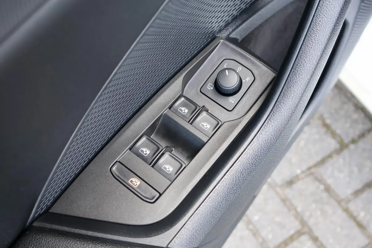 1.0 TSI 110pk Ambition | All Season Banden | Cruise Control | DAB | Apple CarPlay/ Android Auto | Airco automatische | Navigatie