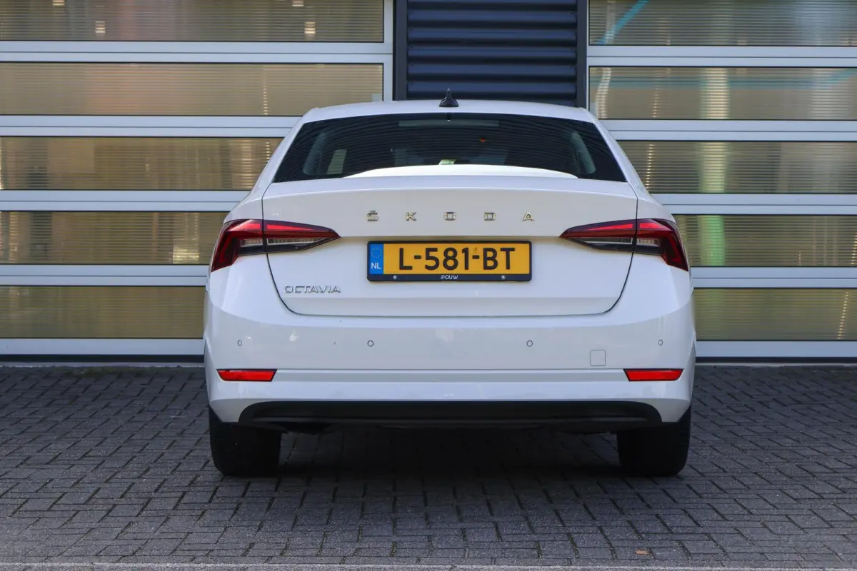 1.0 TSI 110pk Ambition | All Season Banden | Cruise Control | DAB | Apple CarPlay/ Android Auto | Airco automatische | Navigatie
