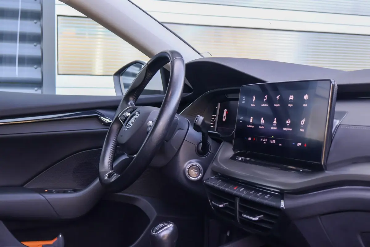 1.0 TSI 110pk Ambition | All Season Banden | Cruise Control | DAB | Apple CarPlay/ Android Auto | Airco automatische | Navigatie