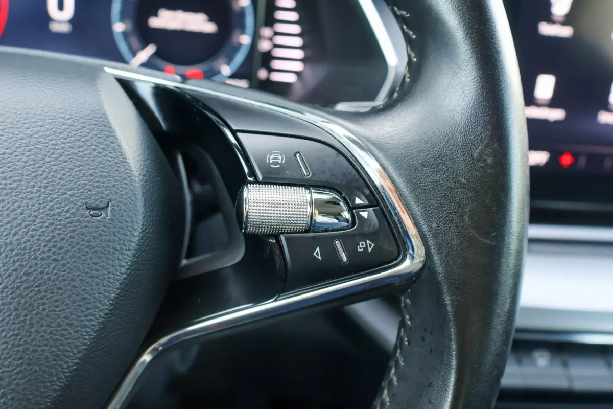 1.0 TSI 110pk Ambition | All Season Banden | Cruise Control | DAB | Apple CarPlay/ Android Auto | Airco automatische | Navigatie