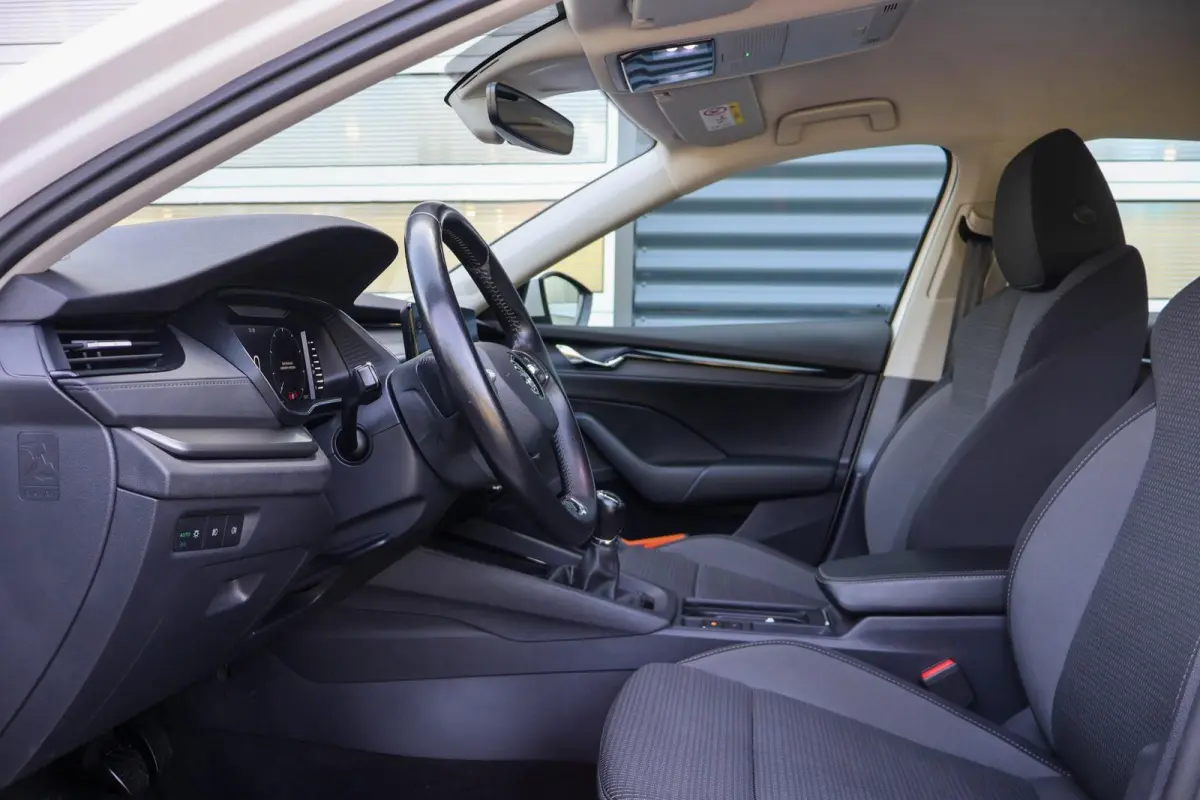 1.0 TSI 110pk Ambition | All Season Banden | Cruise Control | DAB | Apple CarPlay/ Android Auto | Airco automatische | Navigatie