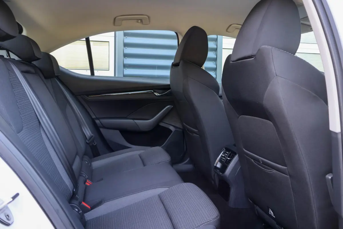 1.0 TSI 110pk Ambition | All Season Banden | Cruise Control | DAB | Apple CarPlay/ Android Auto | Airco automatische | Navigatie