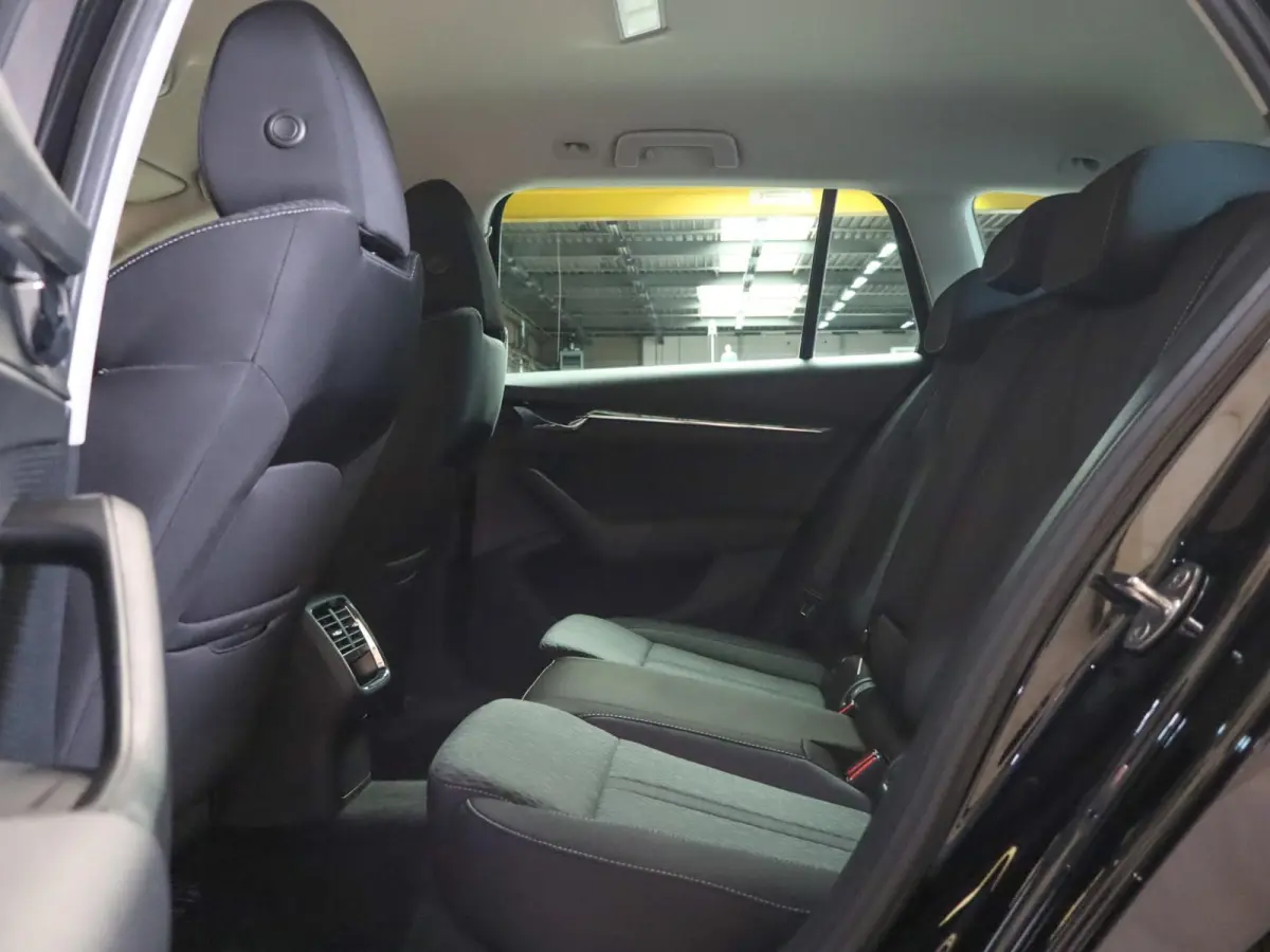 1.0 TSI 110pk Business Edition Plus | Allseasonbanden | Trekhaak