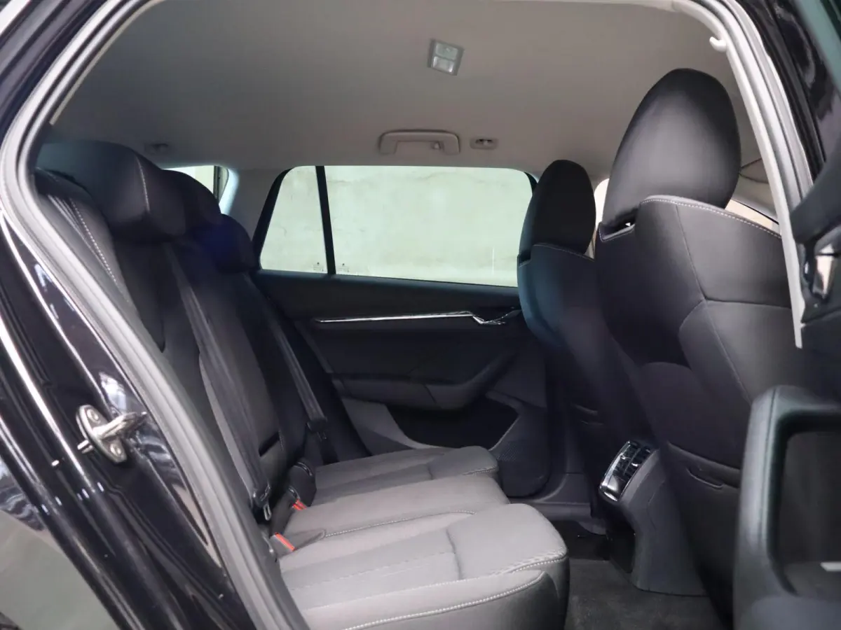 1.0 TSI 110pk Business Edition Plus | Allseasonbanden | Trekhaak
