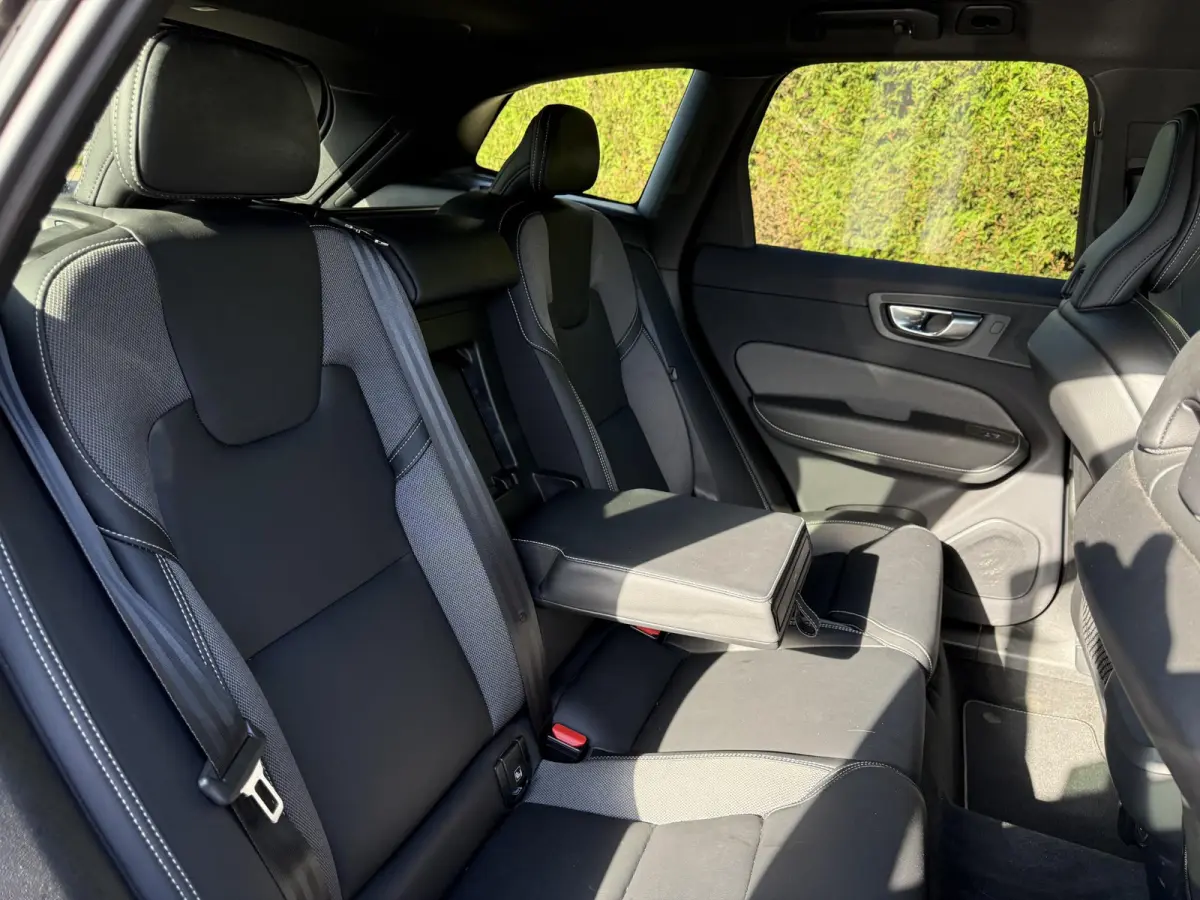 B4 R-Design | Elec.Stoel | Trekhaak | Donker Glas | Automaat