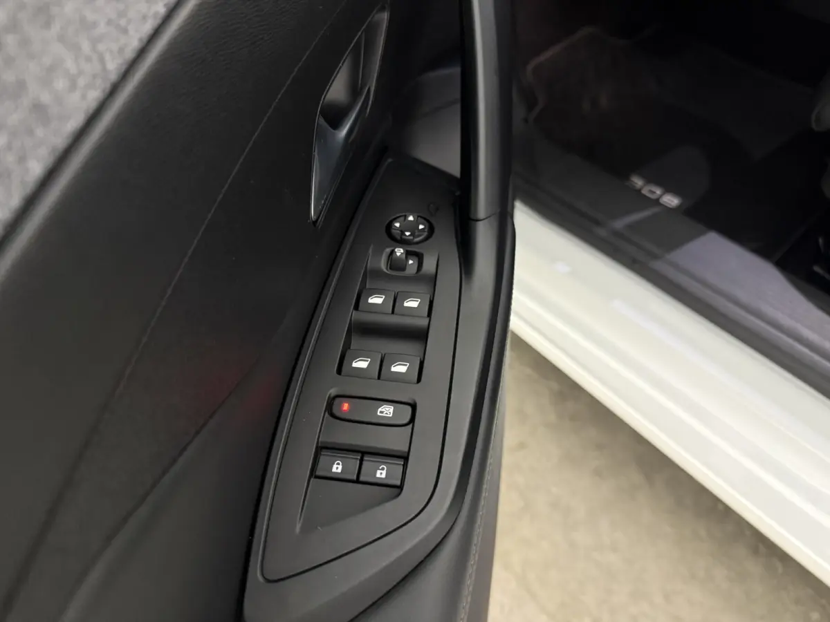 1.6 HYbrid Allure Pack Business | Camera | Virtual | Sfeer | Carplay | LED | Navi | Keyless