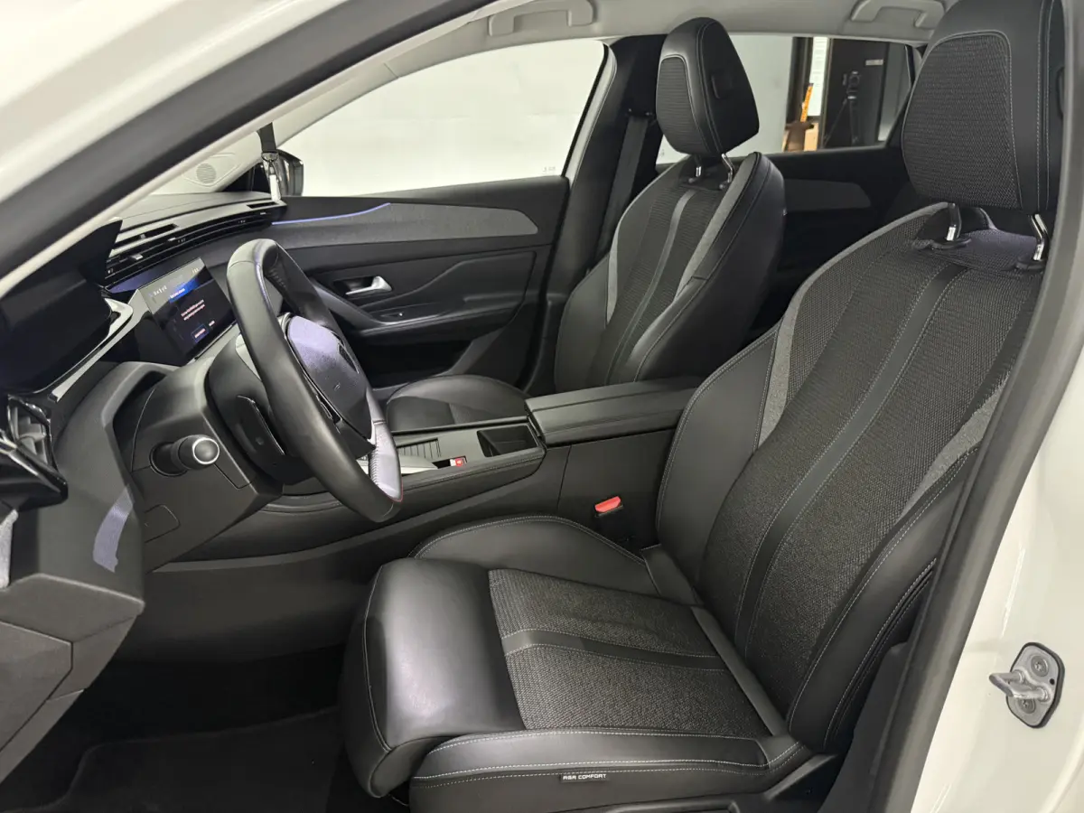 1.6 HYbrid Allure Pack Business | Camera | Virtual | Sfeer | Carplay | LED | Navi | Keyless