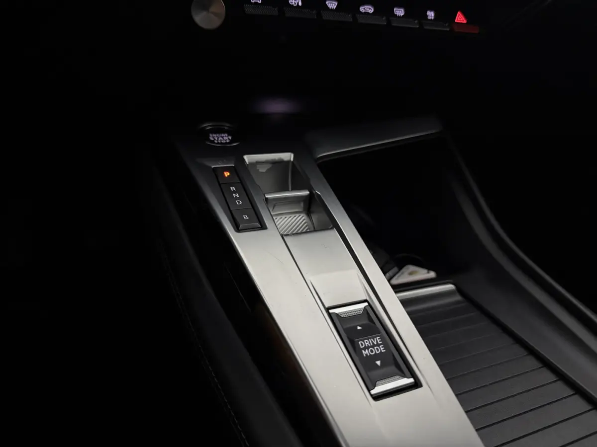 1.6 HYbrid Allure Pack Business | Camera | Virtual | Sfeer | Carplay | LED | Navi | Keyless
