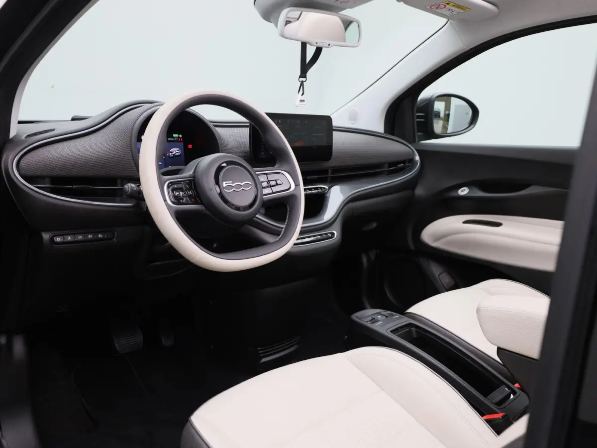 42 kWh La Prima | ACHTERUITRIJCAMERA | STOELVERWARMING | APPLE CARPLAY - ANDROID AUTO | LEDEREN BEKLEDING | CLIMATE CONTROL |