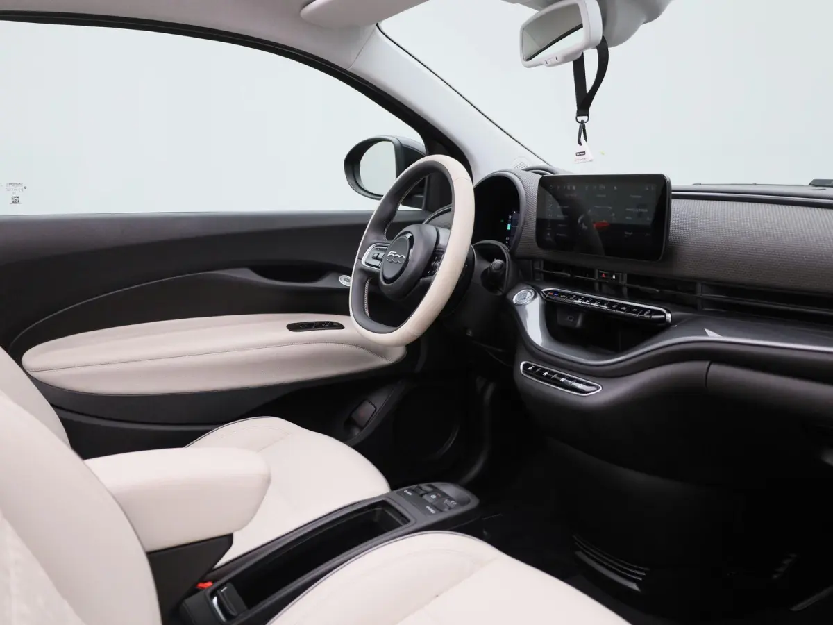 42 kWh La Prima | ACHTERUITRIJCAMERA | STOELVERWARMING | APPLE CARPLAY - ANDROID AUTO | LEDEREN BEKLEDING | CLIMATE CONTROL |